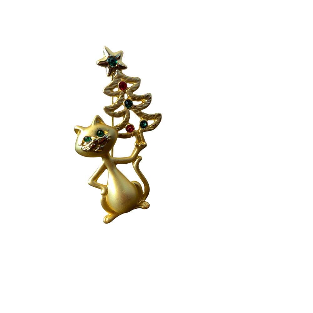 Cat holding a Christmas tree‎ pin